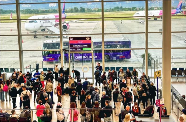 Aeroporti i Tiranës e nis 2026 me rritje, 712 mijë pasagjerë në janar